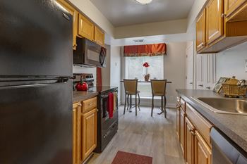Fully equipped eat-in kitchen